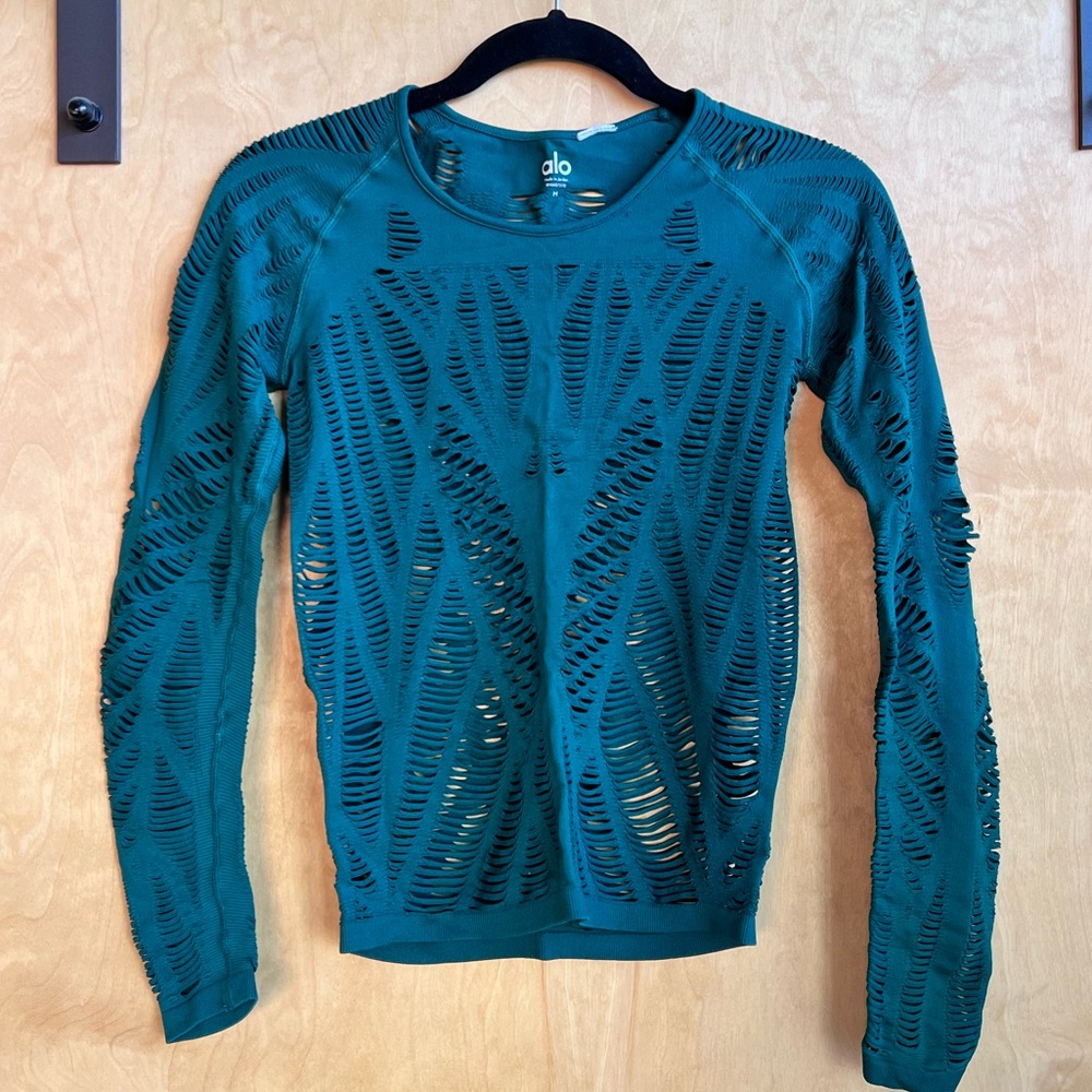 Alo Yoga wanderer long sleeve cut-out long sleeve shirt. M FOREST GREEN
